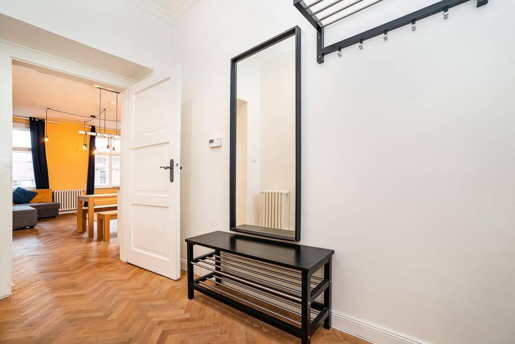 Apartamento Elegant, Modern, 2-Bed Flat By Museum Of Praga Exterior foto