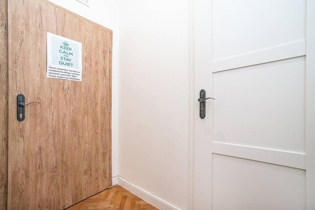 Apartamento Elegant, Modern, 2-Bed Flat By Museum Of Praga Exterior foto